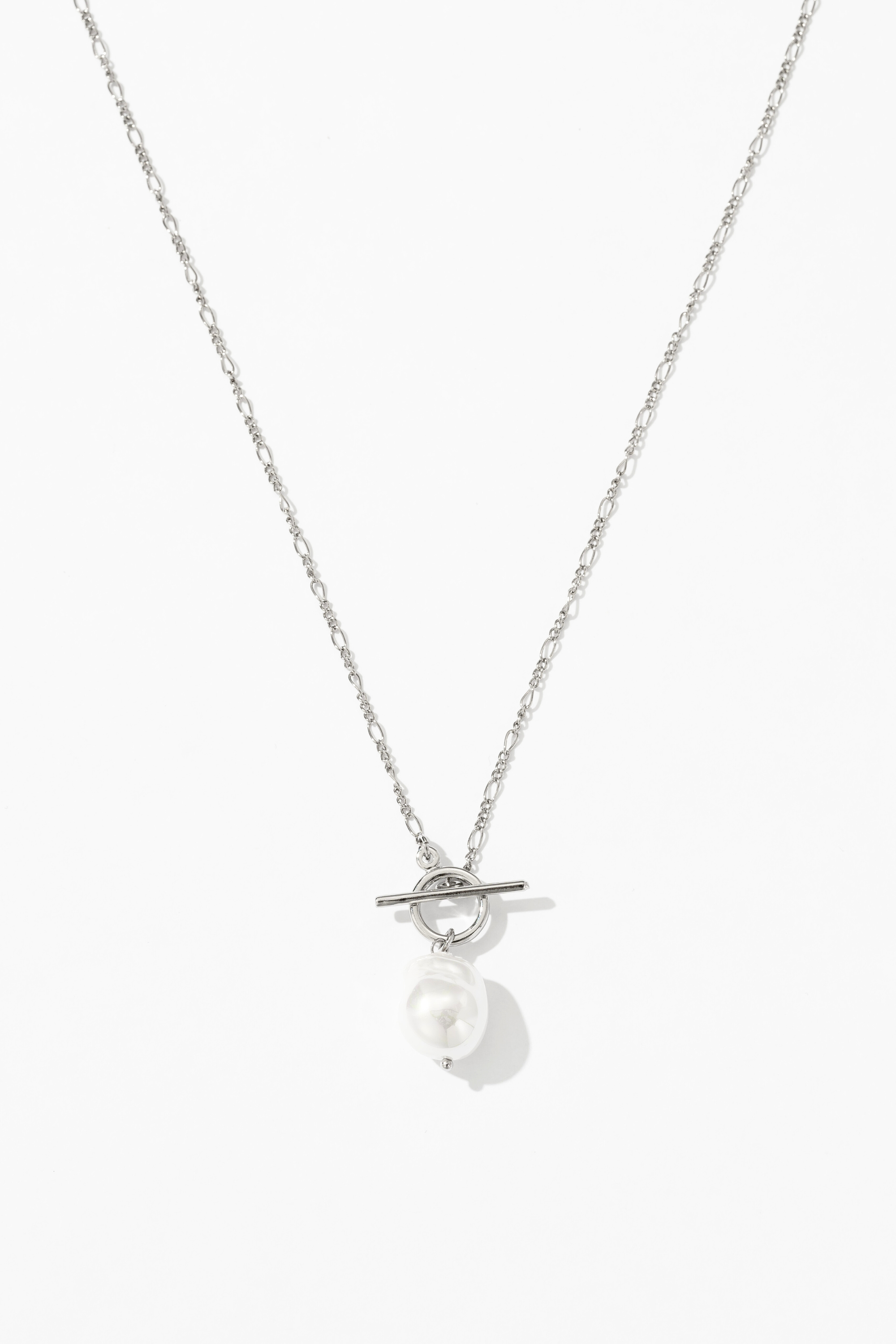 Elegant necklace with a golden pearl
