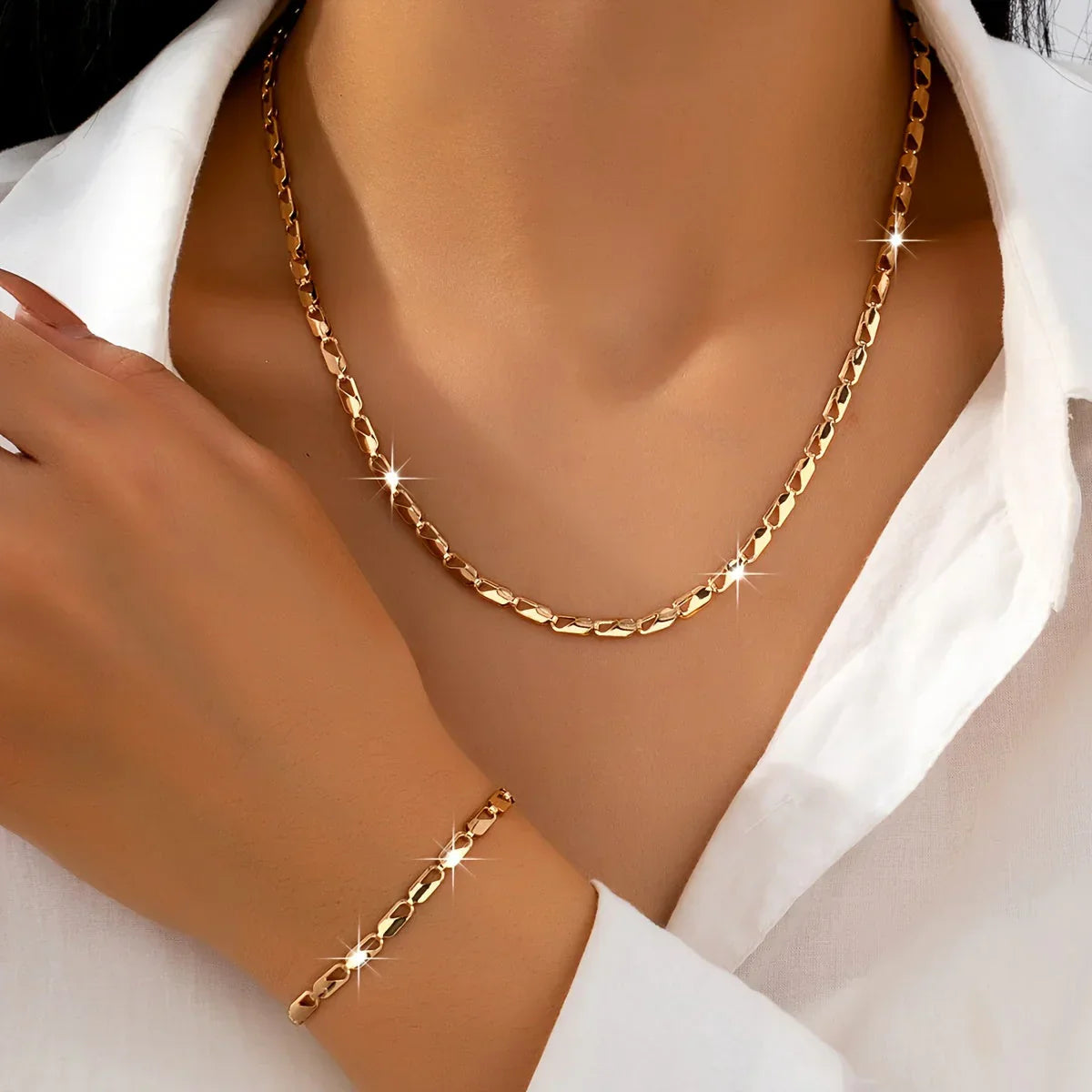 Elegant 18K Gold Bracelet and Necklace Set