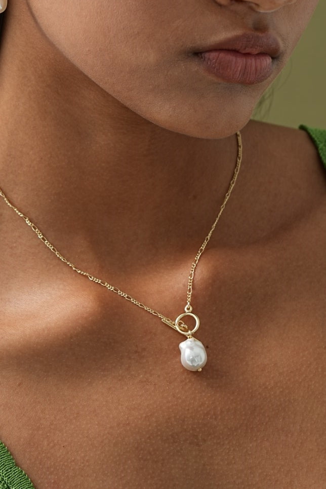 Elegant necklace with a golden pearl