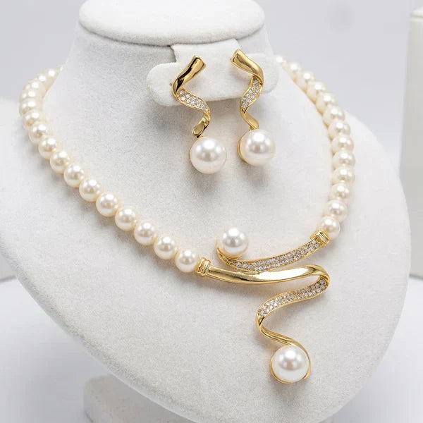Jewelry Set with Necklace and Earrings with Natural Pearls