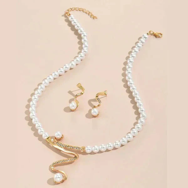 Jewelry Set with Necklace and Earrings with Natural Pearls