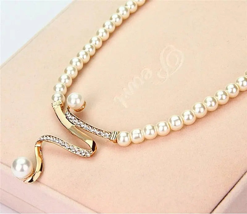 Jewelry Set: Necklace and Earrings with Natural Pearls