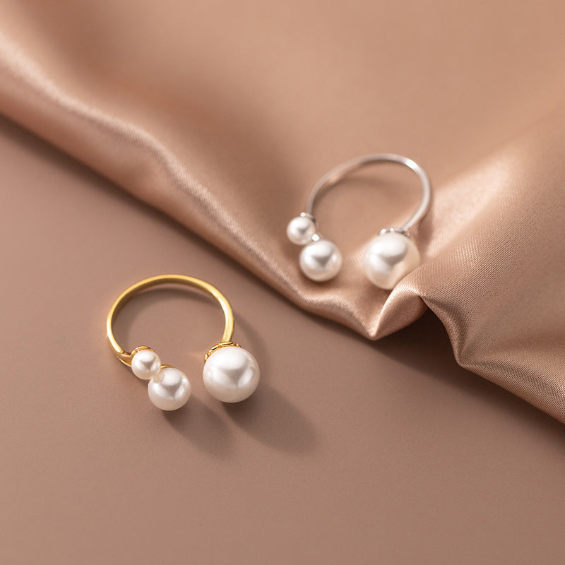 Elegant Ring with a Trio of Pearls