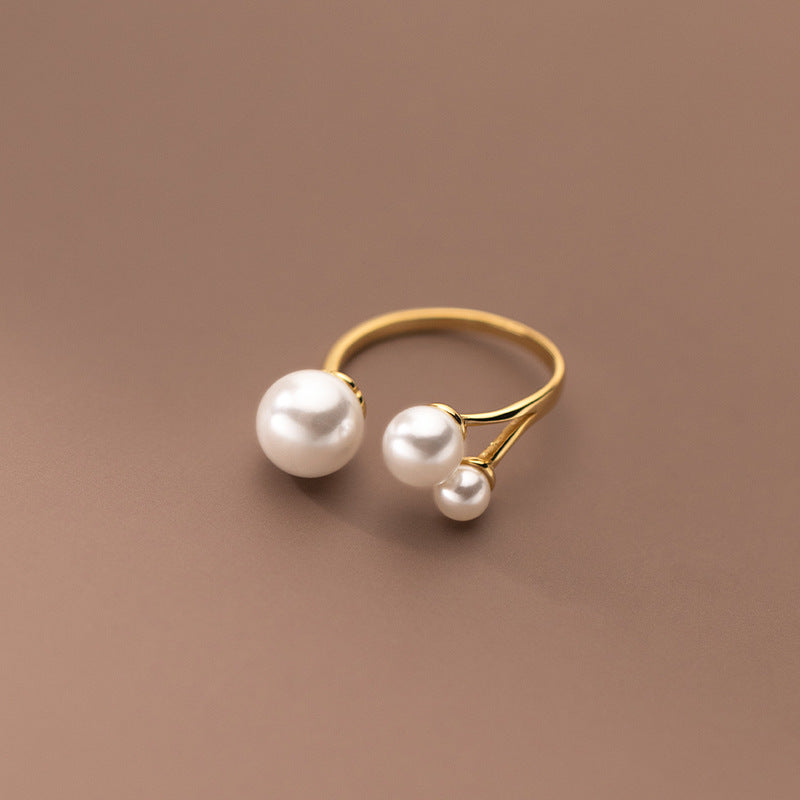 Elegant Ring with a Trio of Pearls