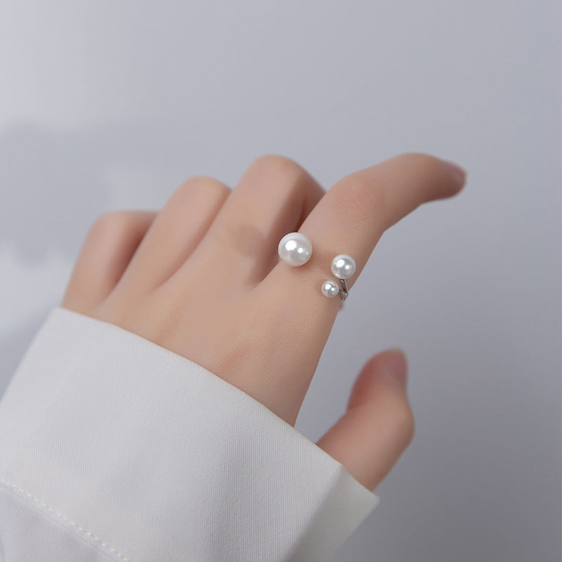 Elegant Ring with a Trio of Pearls