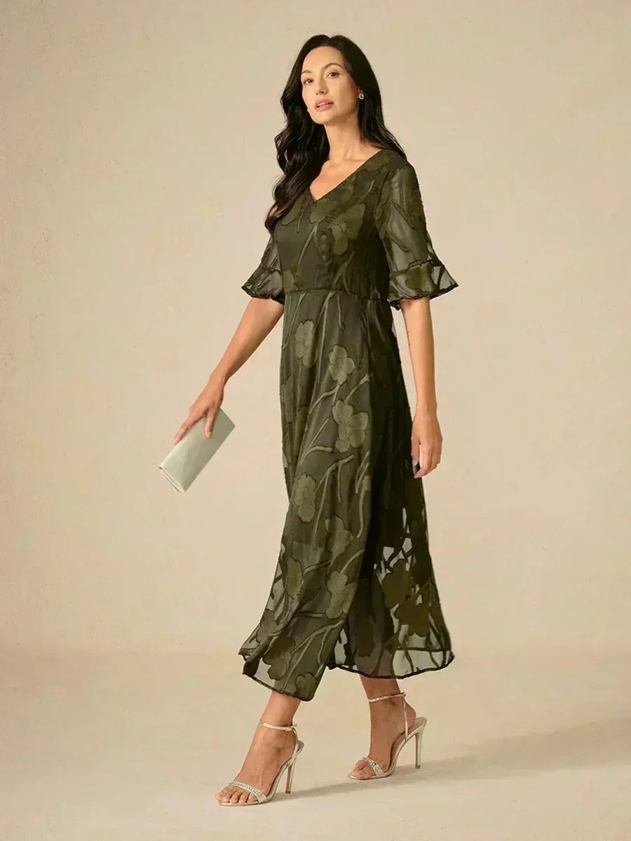 Maxi Dresses Made of Lace Fabric with Soft Sleeves