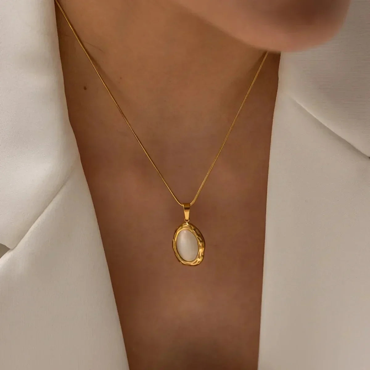 Gold-plated collar with cat's eye opal oval