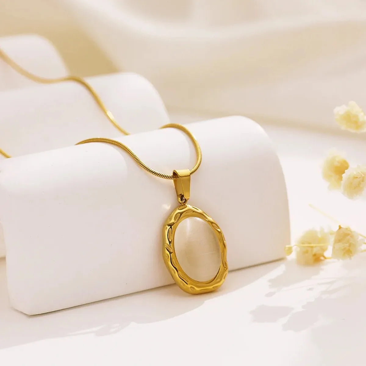 Gold-plated collar with cat's eye opal oval