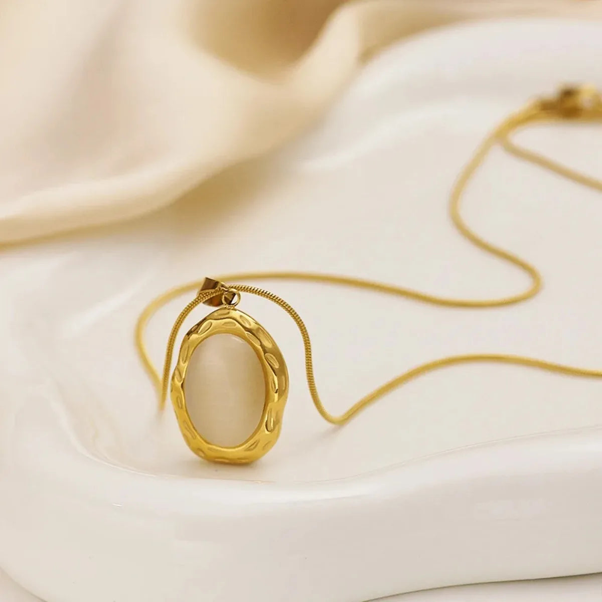 Gold-plated collar with cat's eye opal oval
