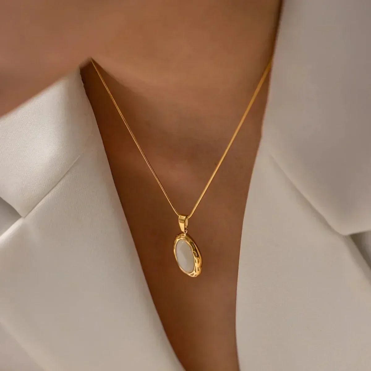 Gold-plated collar with cat's eye opal oval