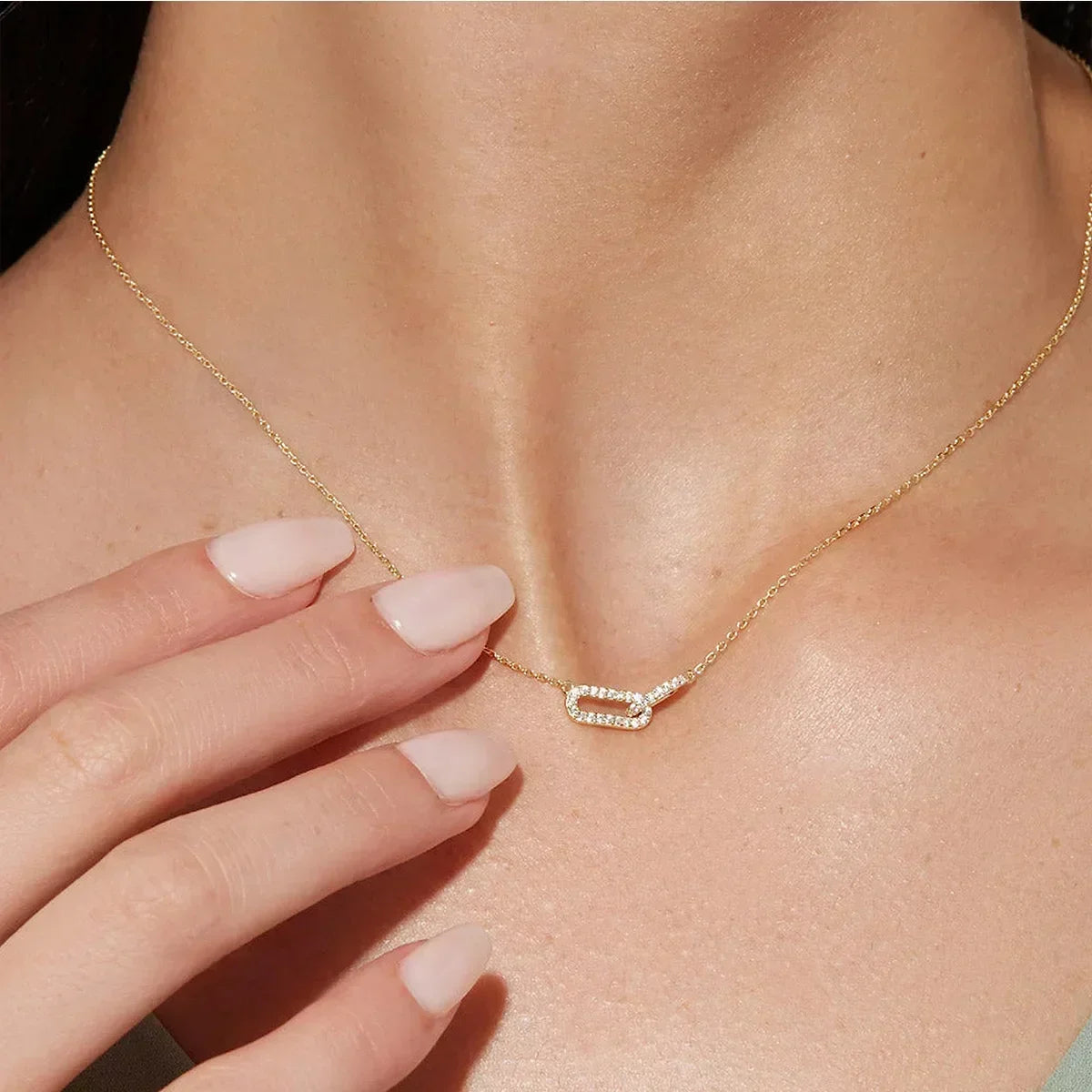 Elegant necklace with a wavy metallic flower pendant