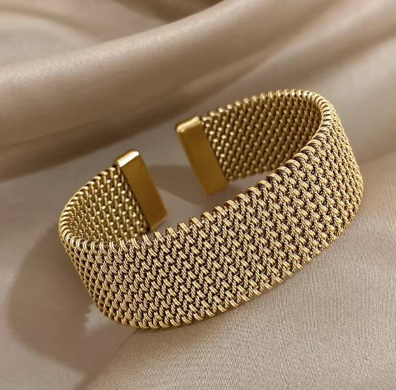 Elegant braided mesh bracelet with an open design