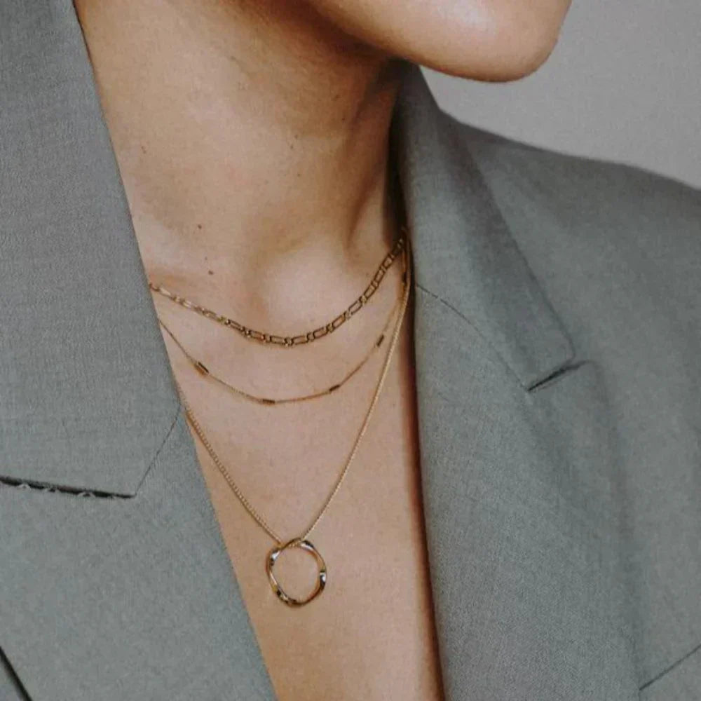 Open hoop bracelet in three rows of gold