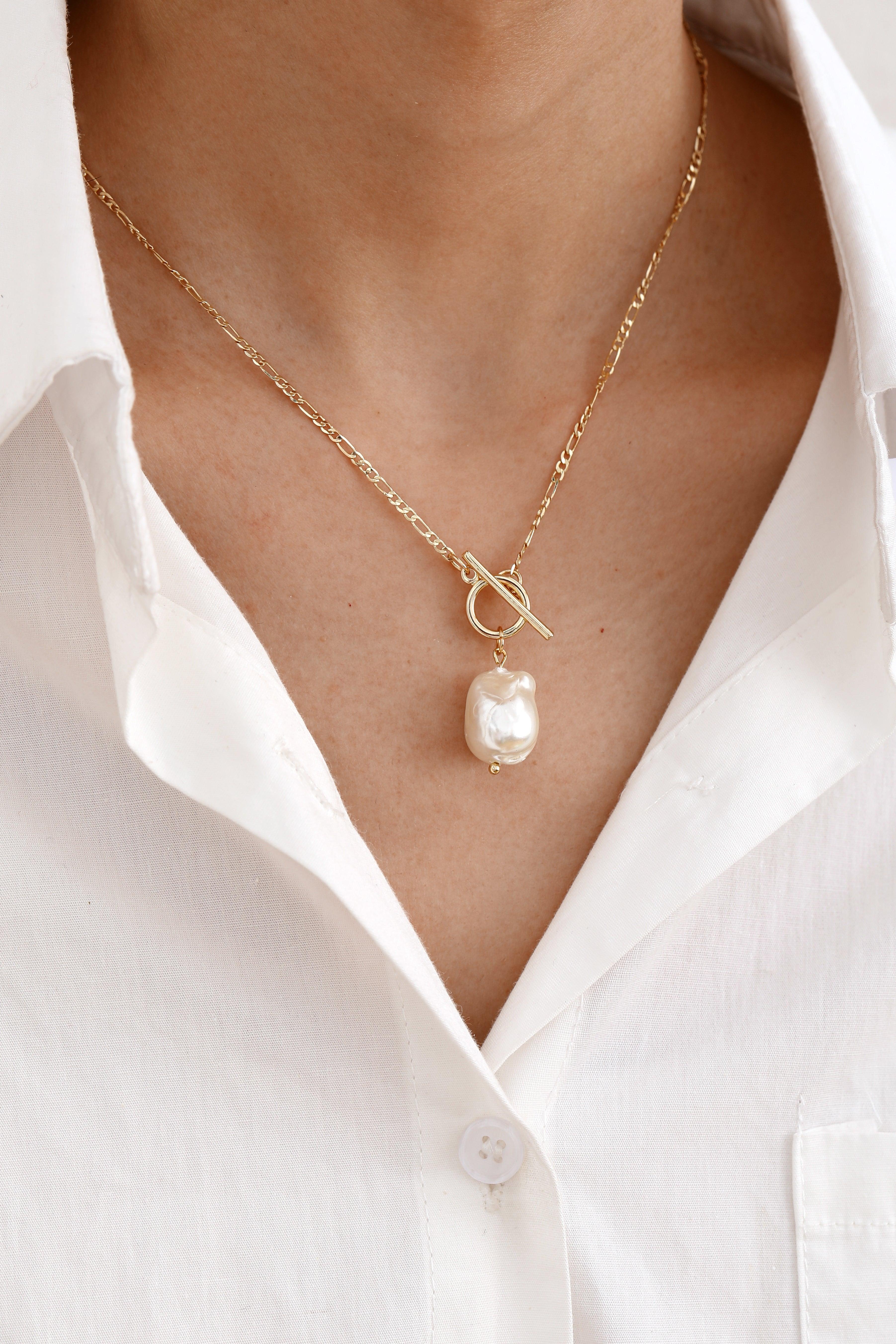 Elegant necklace with a golden pearl