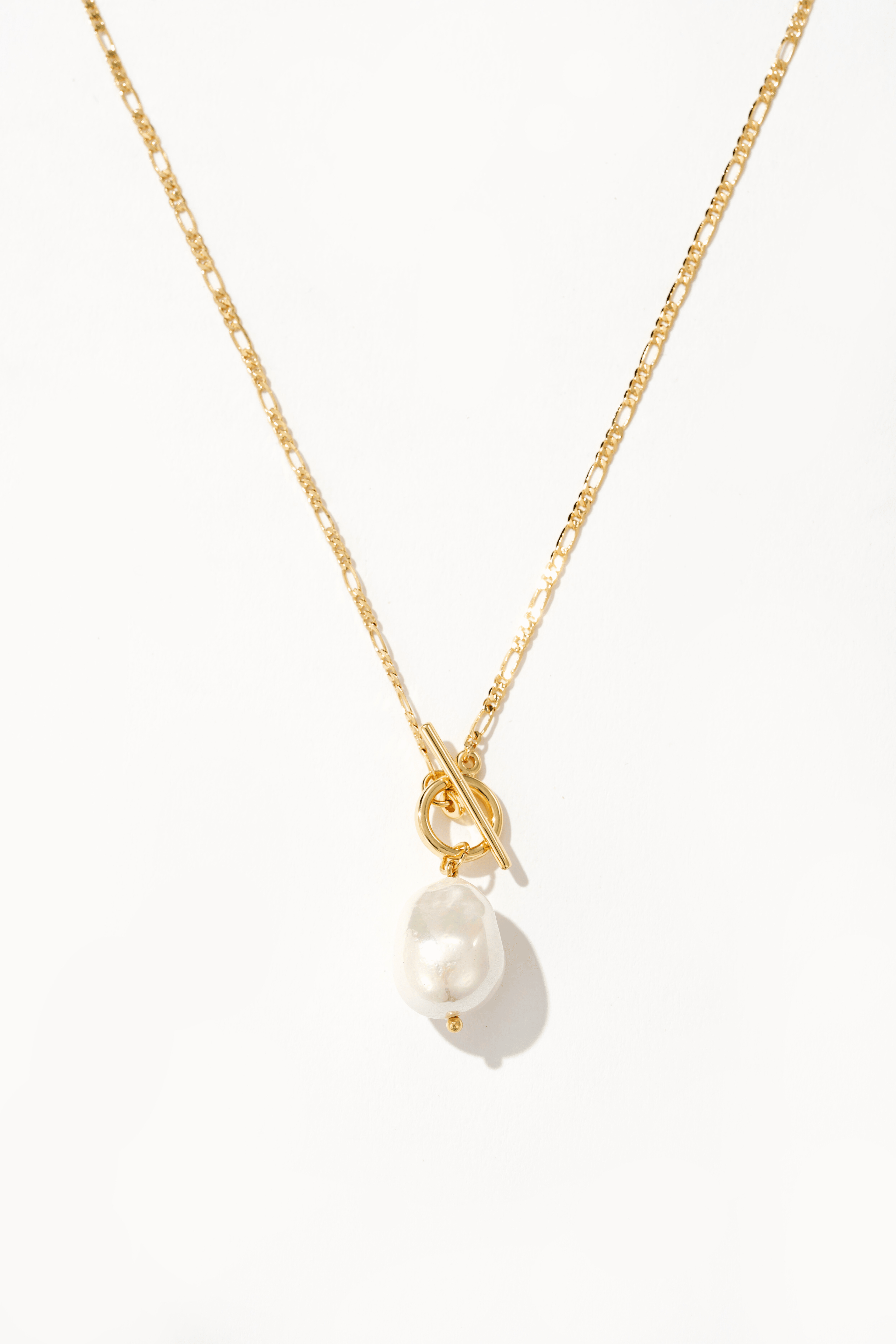 Elegant necklace with a golden pearl