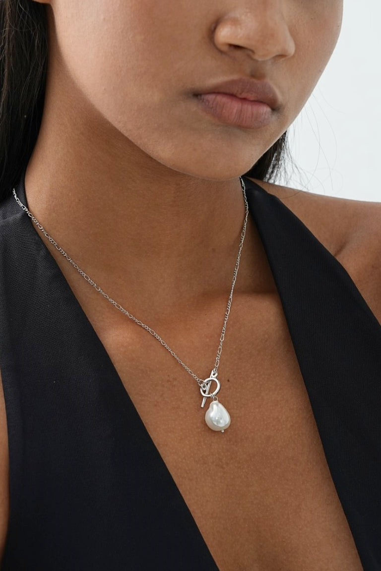 Elegant necklace with a golden pearl