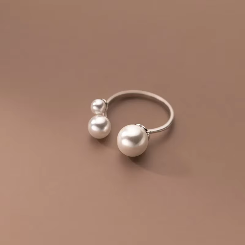 Elegant Ring with a Trio of Pearls