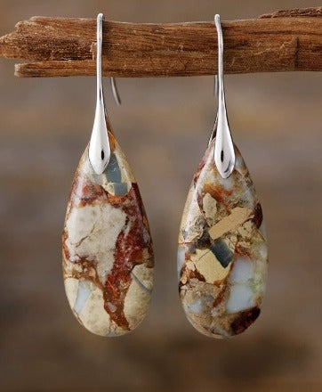 Chic Earrings with an Elliptical Stone