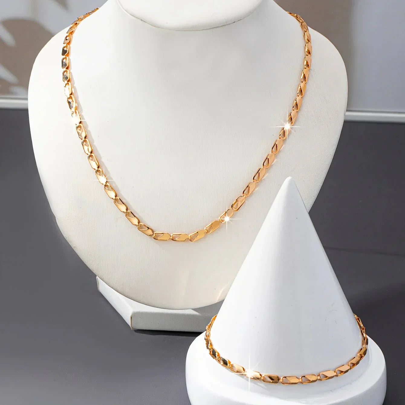 Elegant 18K Gold Bracelet and Necklace Set