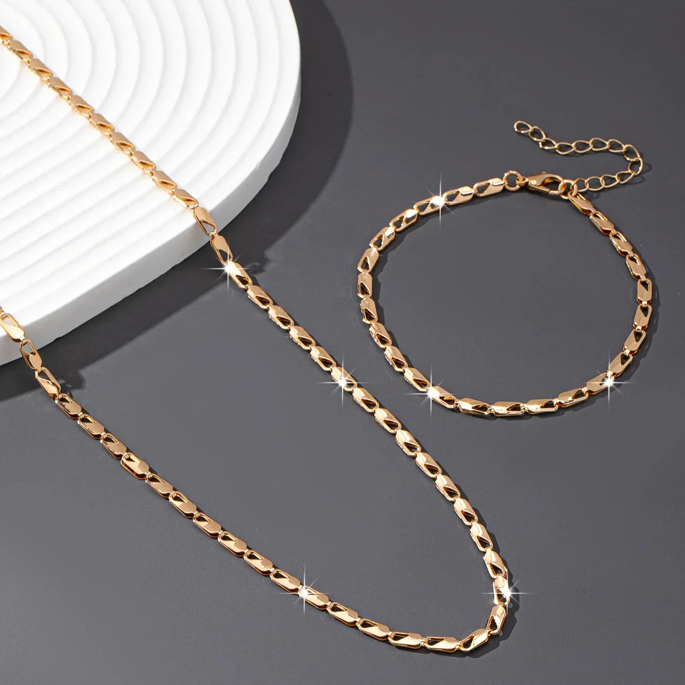 Elegant 18K Gold Bracelet and Necklace Set