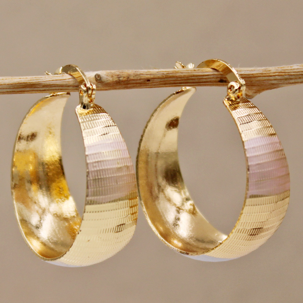 Luxurious and Refined Gold Earrings