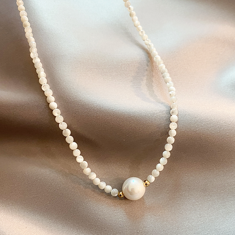 Chic Pendant with Pearl