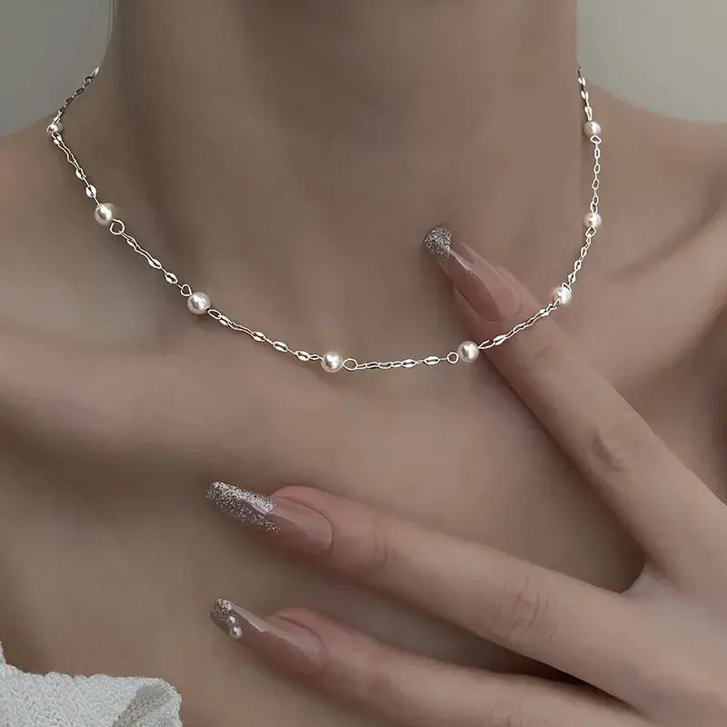Elegant Collar with Shimmering Pearls