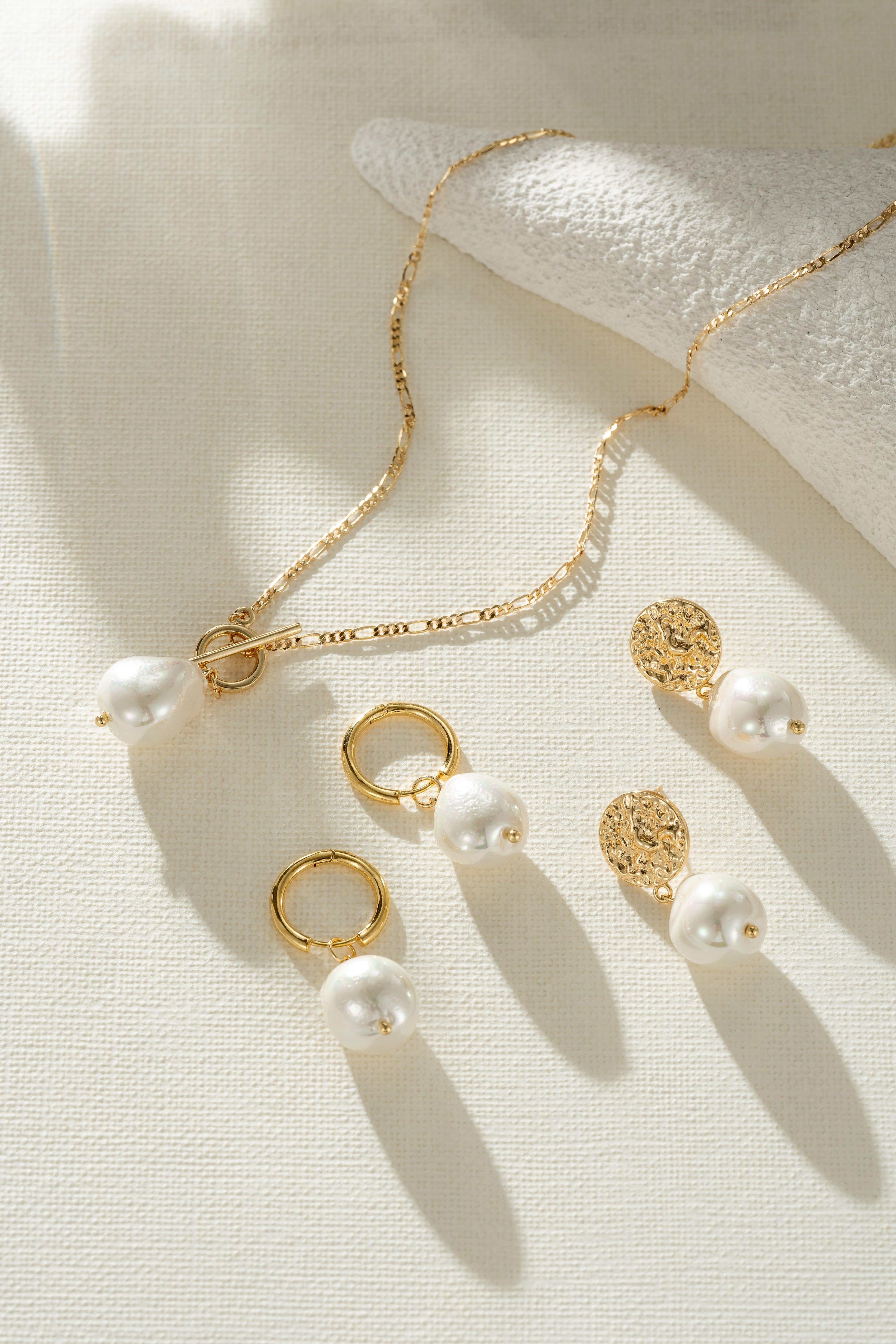 Elegant necklace with a golden pearl