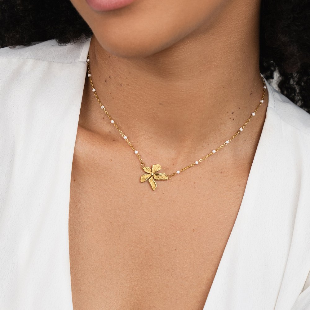 Elegant necklace with a gold flower